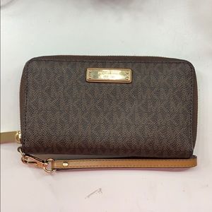 michael kors logo smartphone wristlet